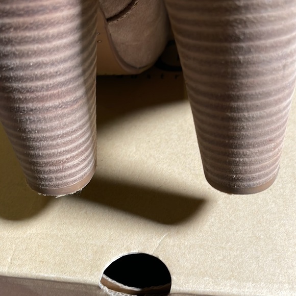 UGG Athena- Size 7.5 Excellent Condition - Picture 10 of 15